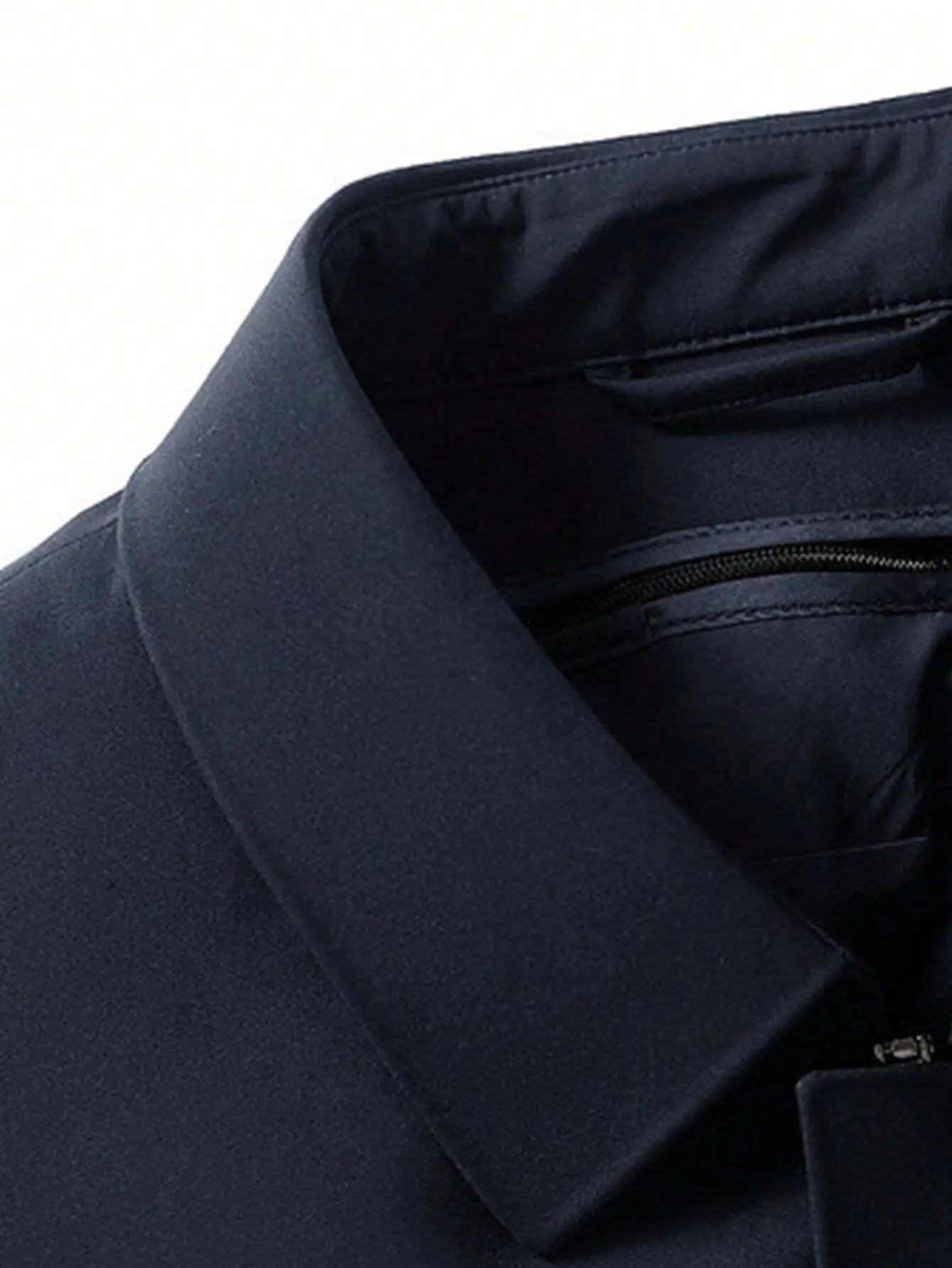 Manteau zippé en laine vierge pour une chaleur et une douceur incomparables. Coupe droite avec col montant et manches longues, élégamment détaillée par une fermeture éclair discrète et des poches latérales. Disponible en bleu marine, gris anthracite, noir ébène et beige sable, il est doté d'une doublure en satin. Entretien par nettoyage à sec recommandé.