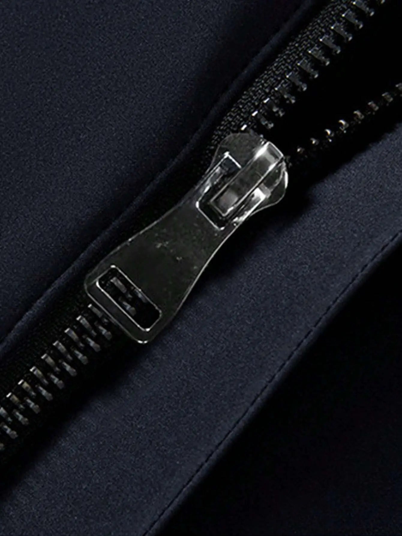 Manteau zippé en laine vierge pour une chaleur et une douceur incomparables. Coupe droite avec col montant et manches longues, élégamment détaillée par une fermeture éclair discrète et des poches latérales. Disponible en bleu marine, gris anthracite, noir ébène et beige sable, il est doté d'une doublure en satin. Entretien par nettoyage à sec recommandé.