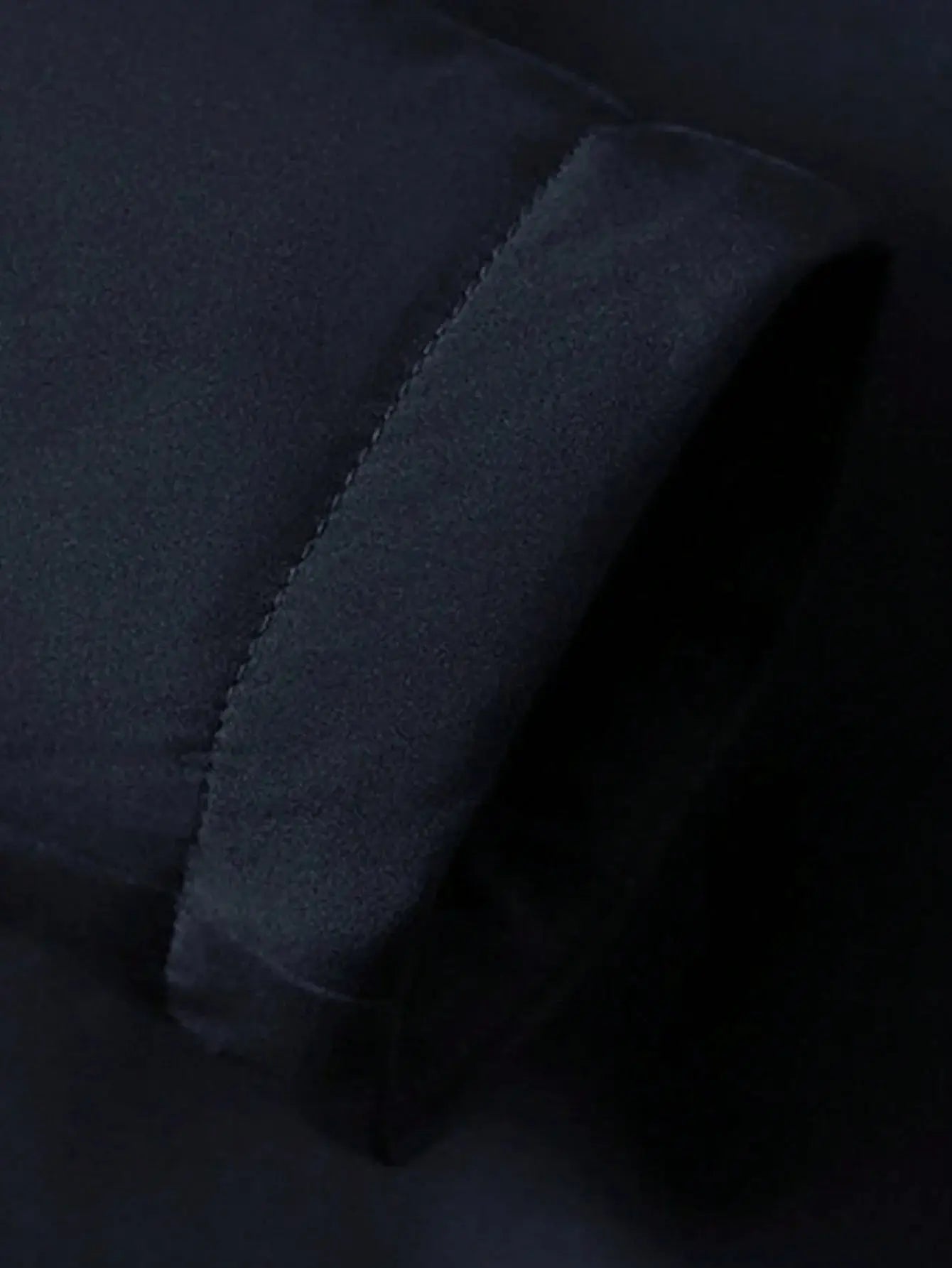 Manteau zippé en laine vierge pour une chaleur et une douceur incomparables. Coupe droite avec col montant et manches longues, élégamment détaillée par une fermeture éclair discrète et des poches latérales. Disponible en bleu marine, gris anthracite, noir ébène et beige sable, il est doté d'une doublure en satin. Entretien par nettoyage à sec recommandé.