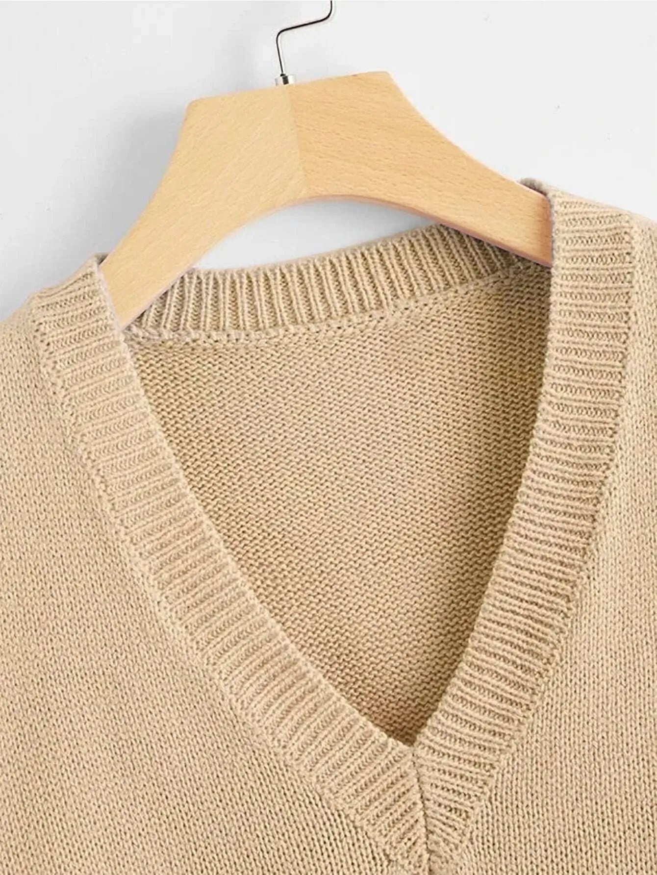 Top en tricot en 100% acrylique, offrant douceur et légèreté. Ce modèle présente une coupe courte avec col en V, dans une teinte tabac élégante. Design unicolore sans extensibilité. Entretien par lavage en machine ou nettoyage à sec professionnel recommandé.