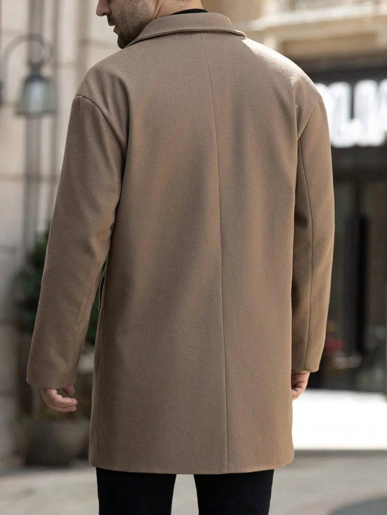 Trench marron en polyester tissé de qualité, légèrement extensible. Coupe régulière avec col à revers, manches longues, boutons distinctifs et poches avant pratiques. Design unicolore élégant. Lavable en machine ou nettoyage à sec recommandé.