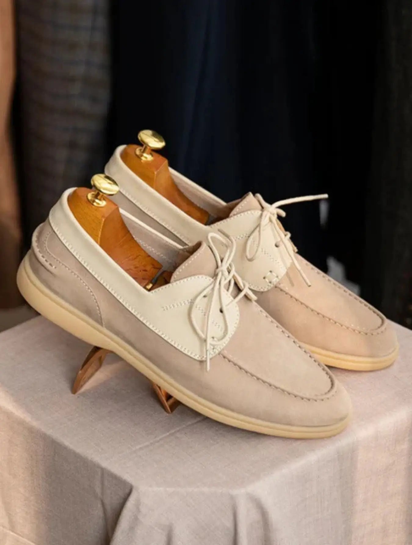 Mocassins en simili daim, beige clair avec accents crème. Silhouette classique et lacets pour un ajustement sur-mesure. Extérieur en simili daim de qualité, intérieur en cuir pour un confort accru. Semelle en caoutchouc épais offrant une bonne traction. Talon renforcé et coutures apparentes. Nettoyage à la main conseillé.