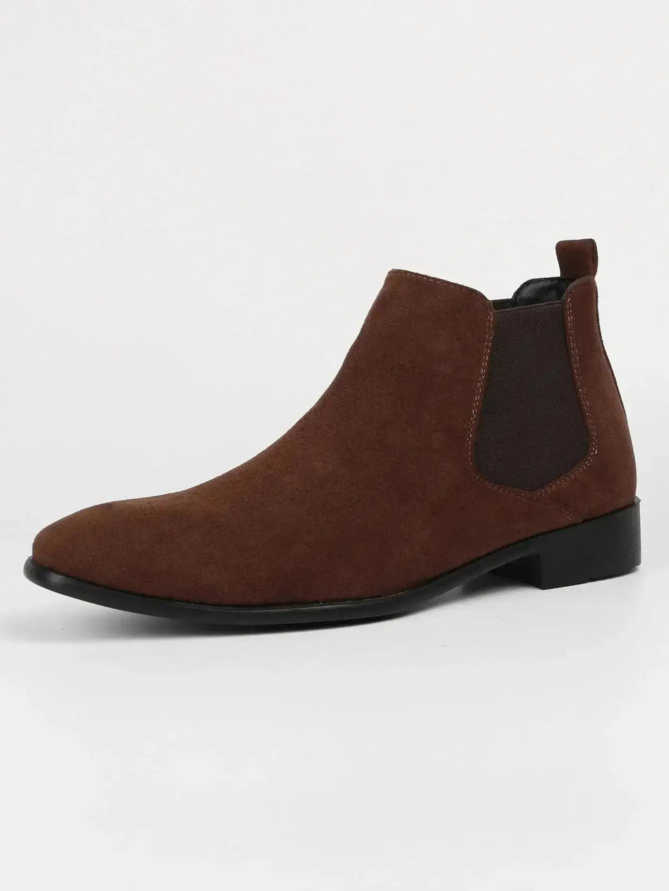 Bottes Chelsea marron en suédine avec élastiques latéraux, design épuré et talon carré, style élégant et confortable.