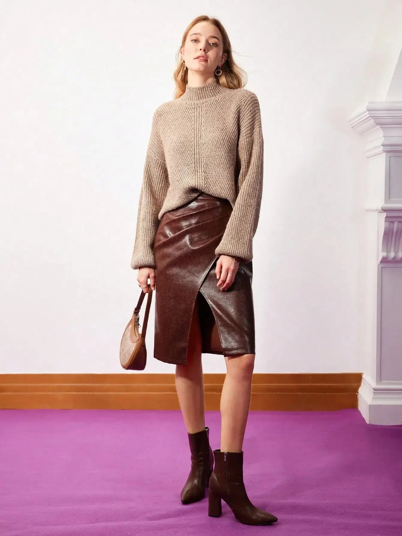 Pull tricot beige en cachemire et laine mérinos, col montant, manches longues, style élégant et intemporel.
