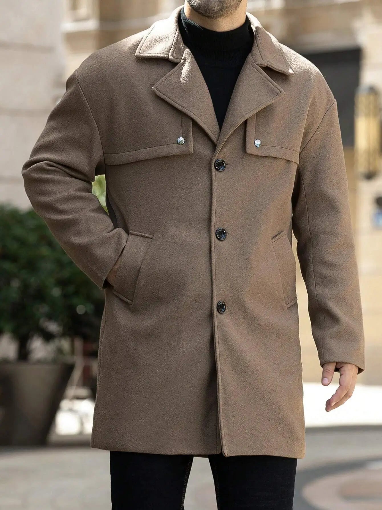 Trench marron en polyester tissé de qualité, légèrement extensible. Coupe régulière avec col à revers, manches longues, boutons distinctifs et poches avant pratiques. Design unicolore élégant. Lavable en machine ou nettoyage à sec recommandé.