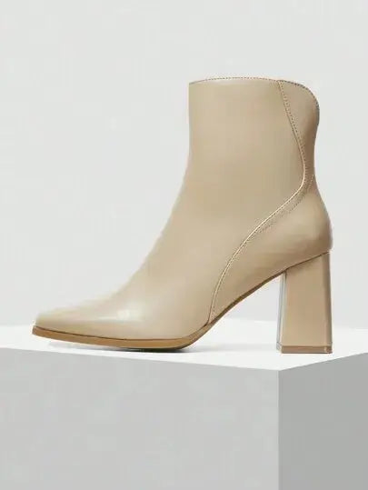 Bottes zippées abricot élégantes avec talon haut et coupe cheville. Composition en polyuréthane pour la semelle extérieure, doublure et semelle intérieure en similicuir. Dotées d'une fermeture zippée latérale, elles présentent un design uni dans une douce teinte abricot. Entretien : nettoyer délicatement avec un chiffon humide.