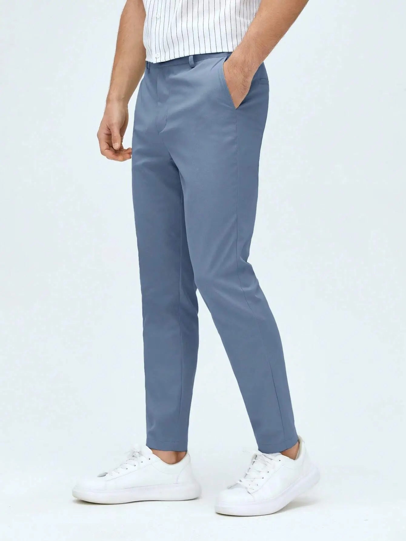 Pantalon élégant en 100% polyester, avec coupe régulière, taille naturelle et fermeture zippée. Disponible en bleu marine, beige et bleu clair. Doté de boutons et poches pour un style pratique et épuré. Lavable en machine ou nettoyage à sec recommandé.