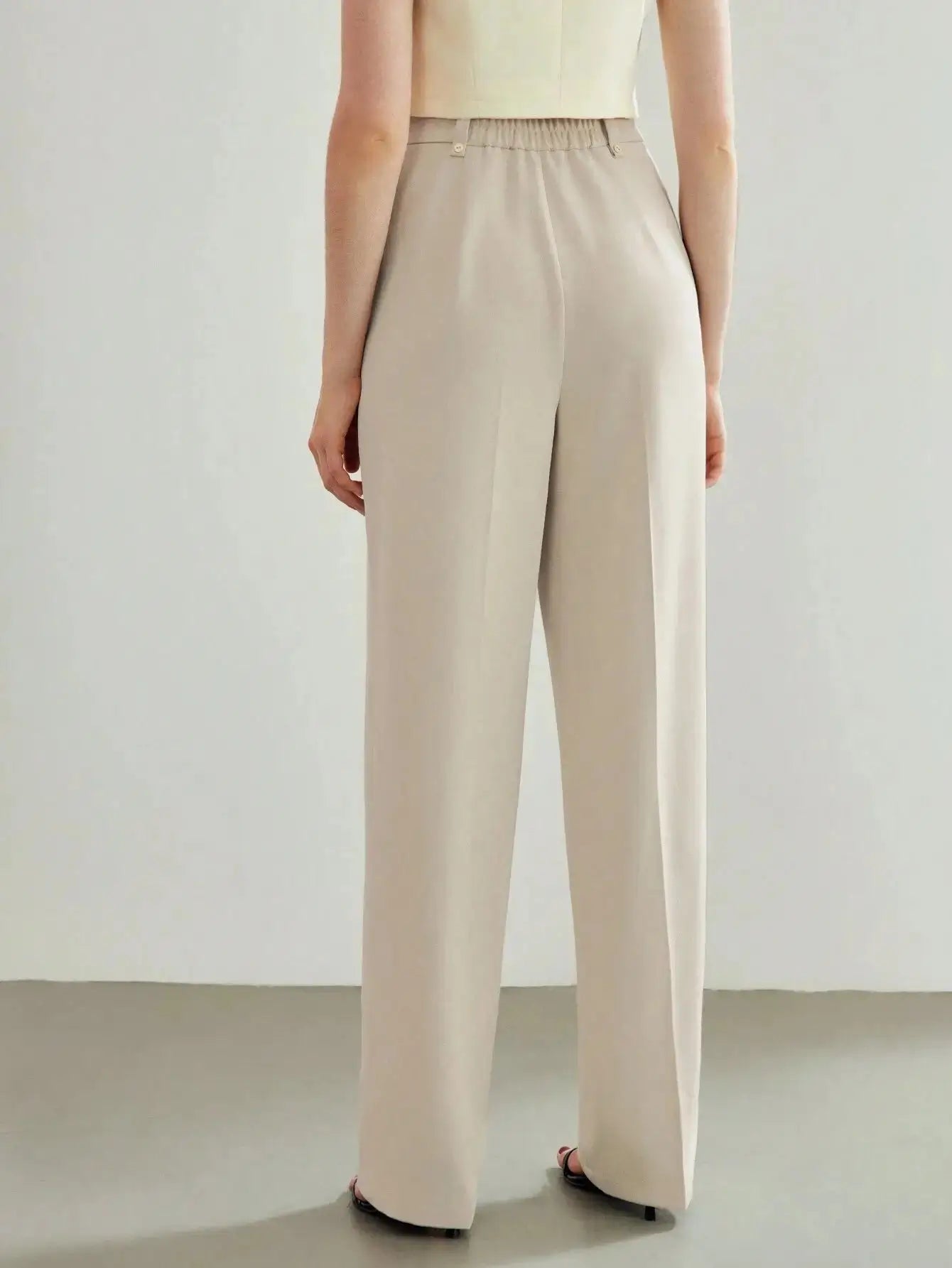 Pantalon blanc en polyester (97%) et élasthanne (3%), offrant confort et tenue impeccable. Sa coupe ajustée dispose d'une fermeture zippée, boutons, et poches intégrées. Ce design épuré se prête à un style discret et sophistiqué. Motif unicolore, non transparent, sans extensibilité. Entretien facile : lavage en machine ou nettoyage à sec.