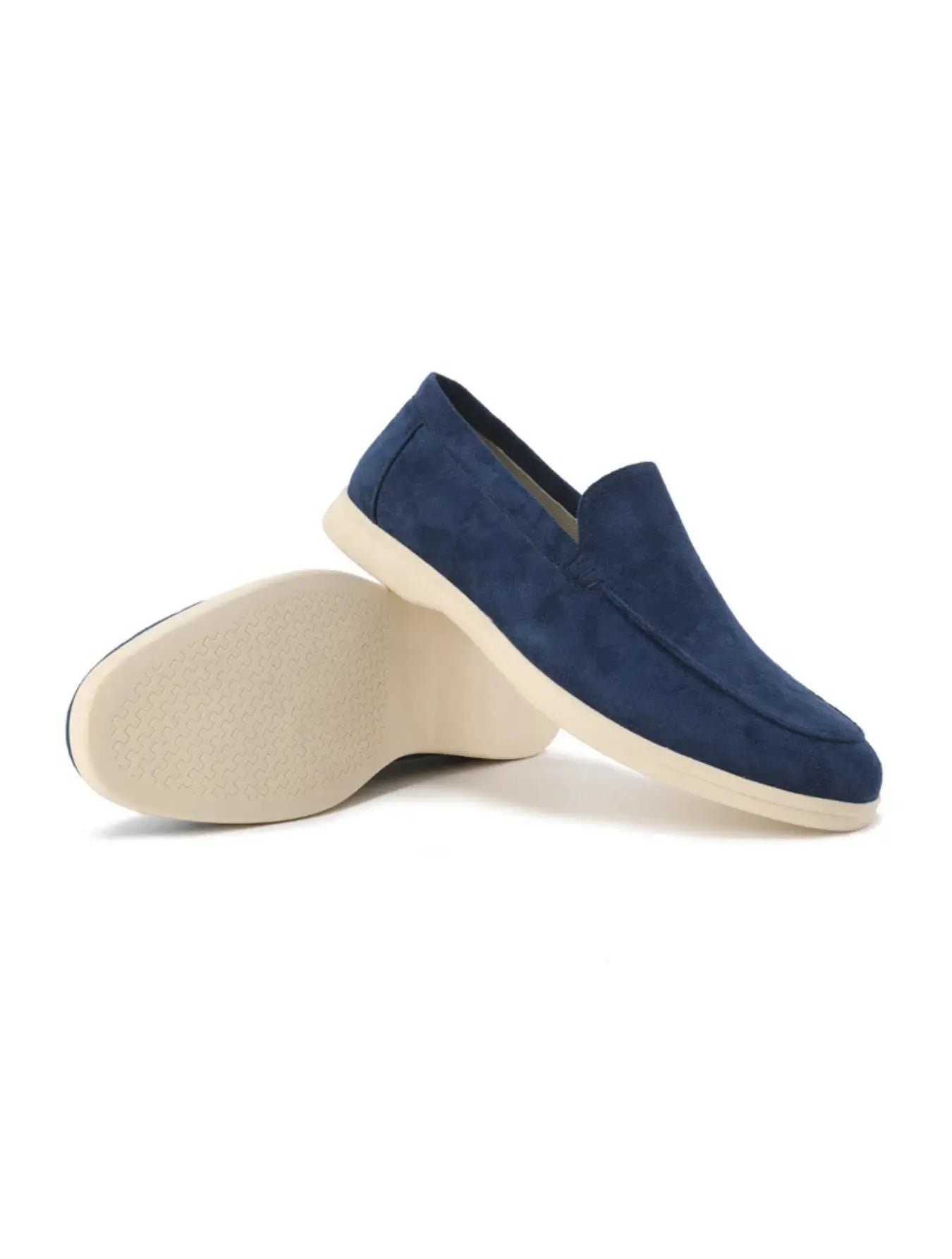 Mocassins en suédine douce avec extérieur en daim de qualité et intérieur en cuir pour un confort durable. Semelle extérieure en caoutchouc texturée, surpiqûres visibles, talon renforcé et semelle intérieure orthopédique rembourrée. Matériaux flexibles et résistants aux plis. Nettoyage à sec recommandé.
