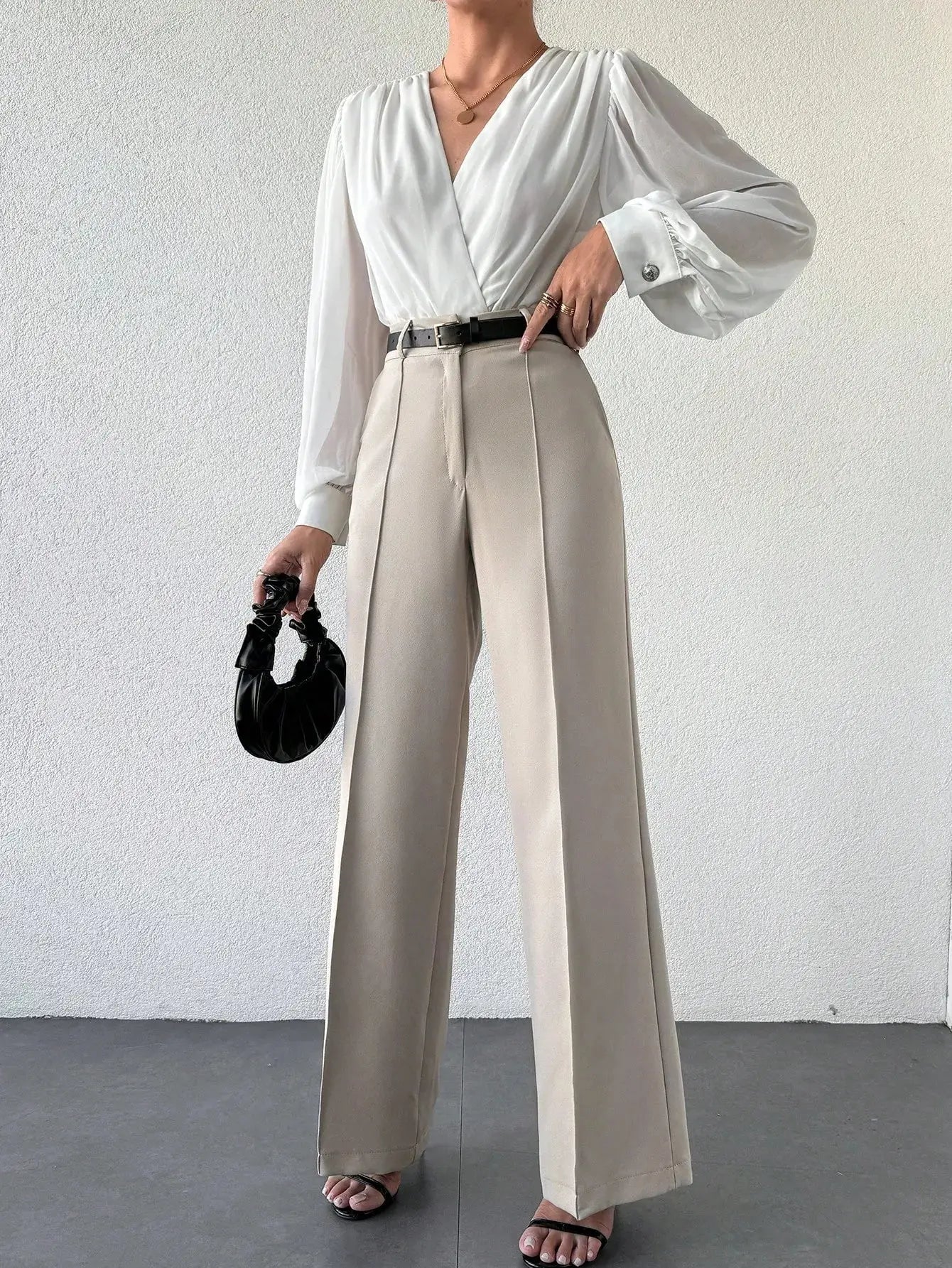 Pantalon évasé à coupe droite composé de 87% polyester et 13% élasthanne, offrant confort et extensibilité. Doté d'une fermeture éclair et d'un bouton discret à la taille, il arrive aux chevilles et dispose de poches latérales. Disponible en nude, bleu marine, noir et beige clair. Lavage en machine conseillé pour préserver la texture et l'élasticité.