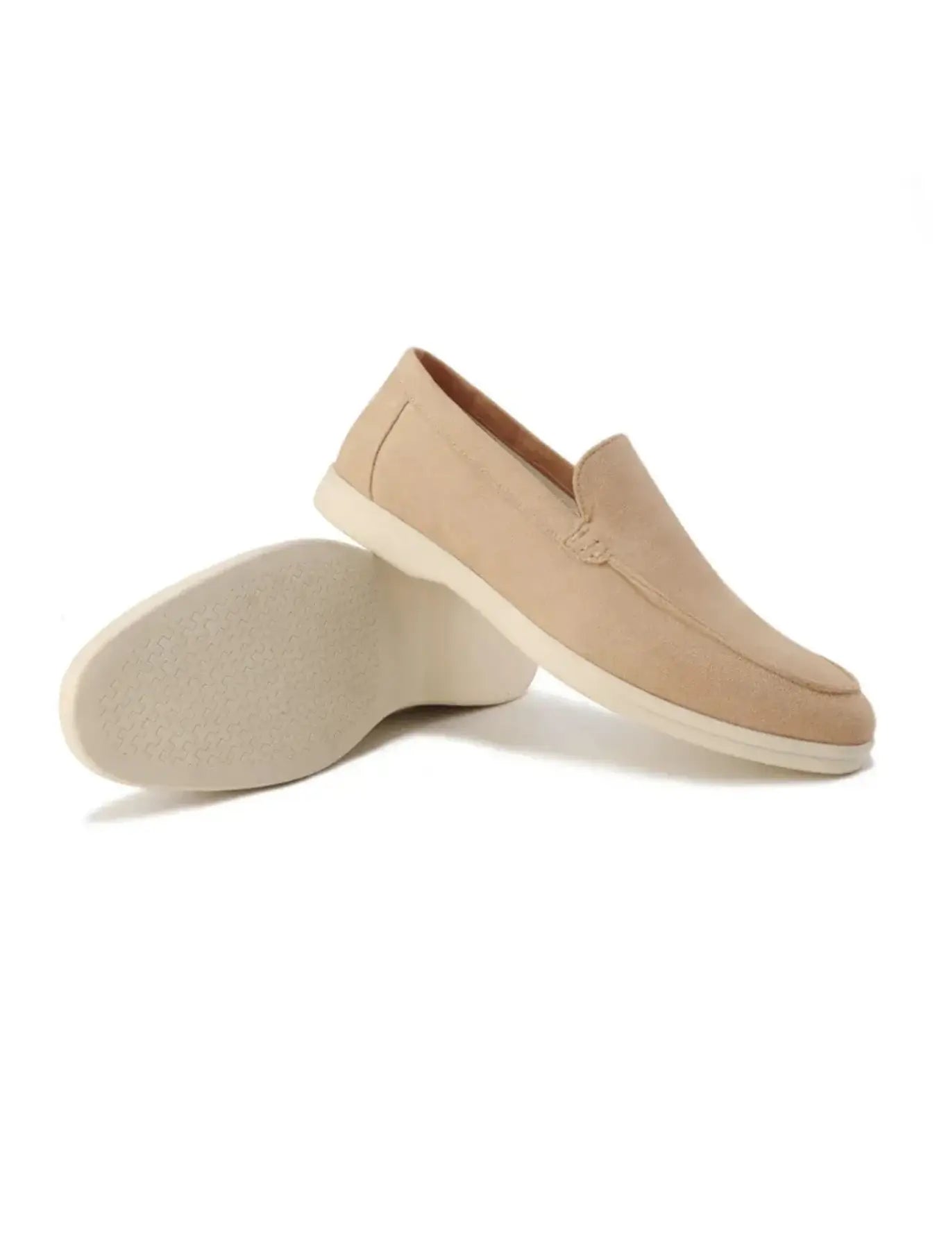 Mocassins en suédine douce avec extérieur en daim de qualité et intérieur en cuir pour un confort durable. Semelle extérieure en caoutchouc texturée, surpiqûres visibles, talon renforcé et semelle intérieure orthopédique rembourrée. Matériaux flexibles et résistants aux plis. Nettoyage à sec recommandé.
