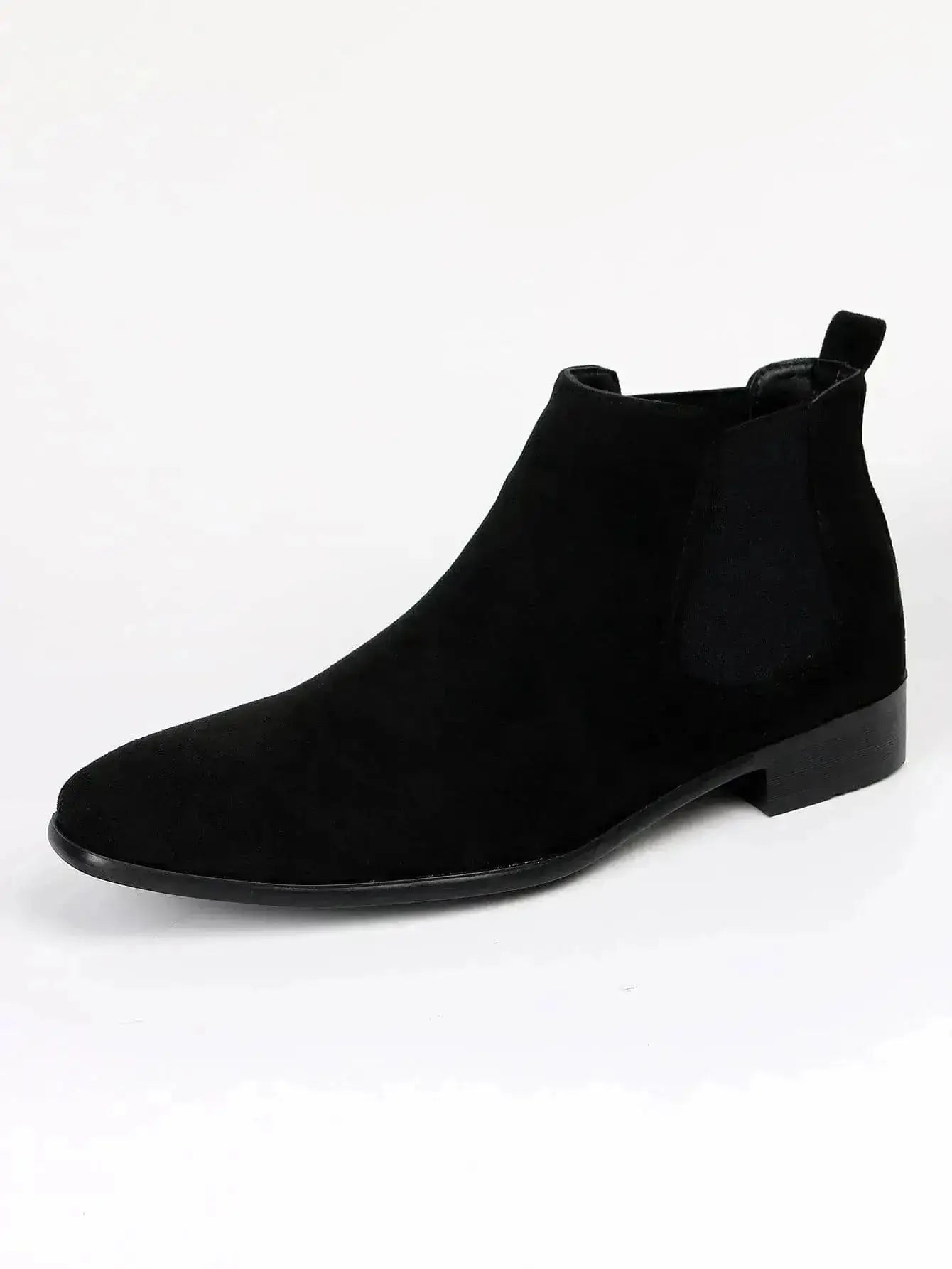 Bottes Chelsea noir en suédine pour hommes, style moderne avec élastiques latéraux, élégance discrète et confort assuré.