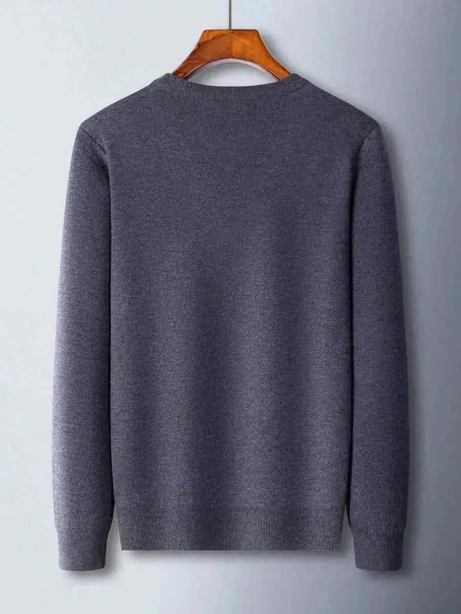 Pull tricoté en gris foncé, incarnant une élégance discrète pour l'automne. Sa coupe classique, col en V et manches longues apportent une touche moderne. Composé de 65.2% polyamide, 22.6% polyester, 9.8% acrylique, 2.4% laine. Style unicolore, sans extensibilité et non transparent. Entretien par lavage à la main ou nettoyage à sec.