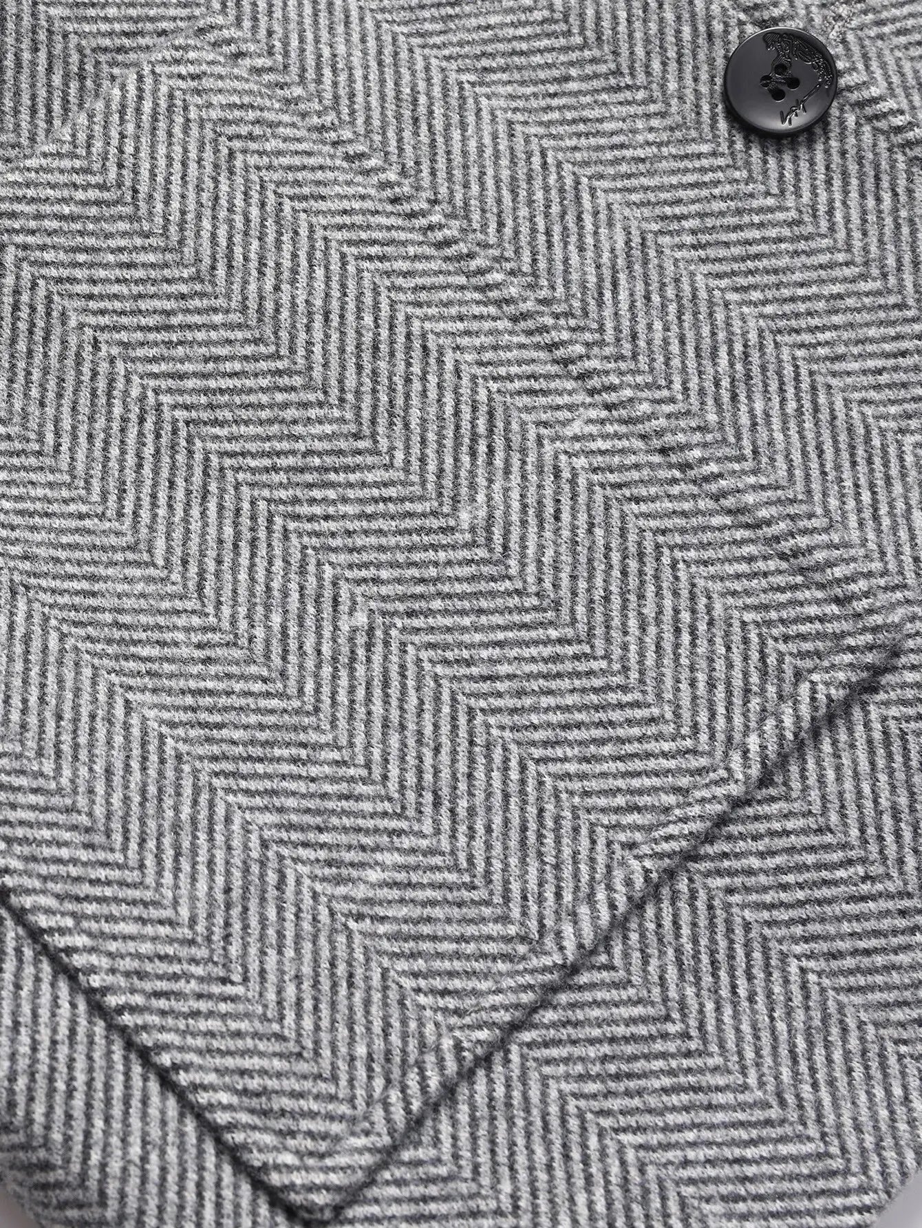 Manteau d'hiver en laine de qualité supérieure à motif chevrons. Coupe droite avec col classique et manches longues pour une silhouette élégante. Disponible en gris anthracite, bleu marine et marron châtaigne. Précision des détails et finition méticuleuse. Nettoyage à sec conseillé.