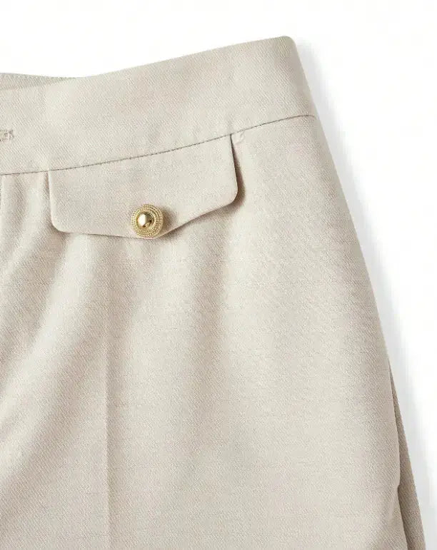 Pantalon en 100% polyester de haute qualité, offrant une texture douce et durable. Coupe droite raffinée avec fermeture éclair, rabat, et poches intégrées. Teinte beige sophistiquée. Finitions élégantes avec ceinture intégrée et plis soignés. Entretien : lavage en machine ou nettoyage à sec recommandé.