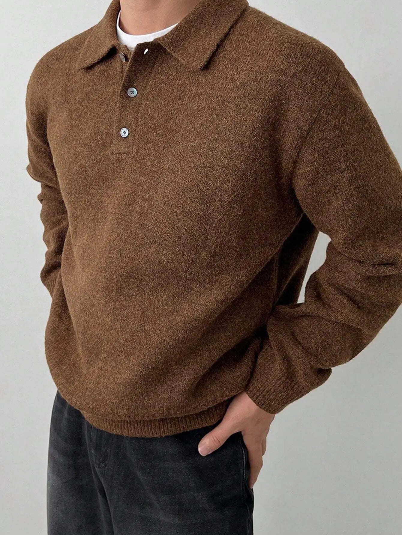 Pull tricoté marron pour homme en mélange de laine et polyester. Doté d'un col boutonné sophistiqué, de manches longues et d'une coupe droite. Poignets et taille côtelés ajoutent au confort. Couleur marron intemporelle pour complémenter toutes les tenues. Texture tricotée délicate, idéale pour l'hiver. Entretien : lavage délicat à la main ou en machine.