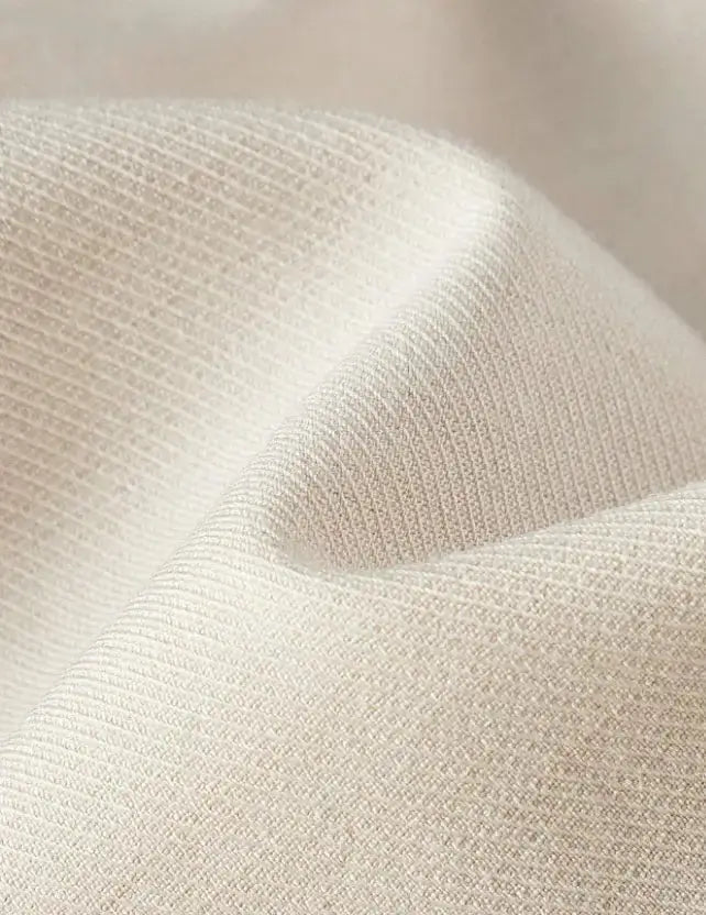 Pantalon en 100% polyester de haute qualité, offrant une texture douce et durable. Coupe droite raffinée avec fermeture éclair, rabat, et poches intégrées. Teinte beige sophistiquée. Finitions élégantes avec ceinture intégrée et plis soignés. Entretien : lavage en machine ou nettoyage à sec recommandé.