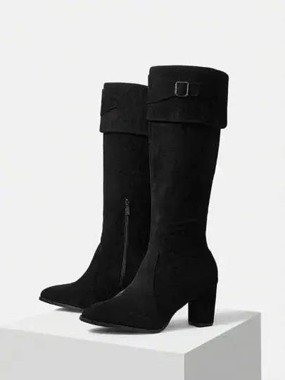 Bottes Noires à Boucle et Talon

Confectionnées en cuir noir de haute qualité, ces bottes allient élégance et confort. Dotées d'un talon carré et d'une boucle raffinée, leur design épuré et coupe ajustée rehaussent toute garde-robe sophistiquée. Les finitions soignées et la doublure intérieure douce offrent un confort optimal. Pour préserver la souplesse et l'éclat du cuir, un nettoyage à la main est recommandé.