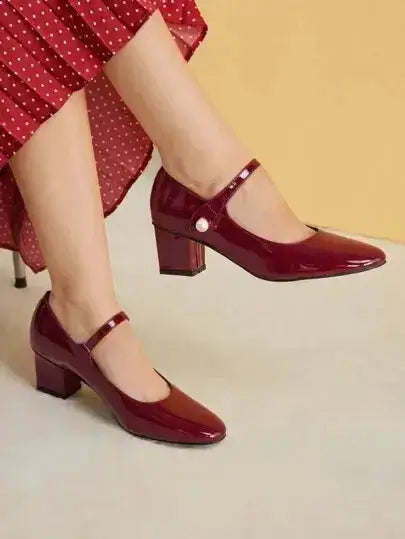 Chaussures Mary Jane Bordeaux.

Découvrez le raffinement avec notre paire en cuir de qualité supérieure, souple et durable. Dotées d'une bride délicate et d'un bout arrondi, ces chaussures affichent un design épuré dans une teinte bordeaux profond. Elles allient confort et élégance grâce à leur semelle intérieure confort et à leurs détails cousus main. Pour préserver leur souplesse, un nettoyage à la main est recommandé.