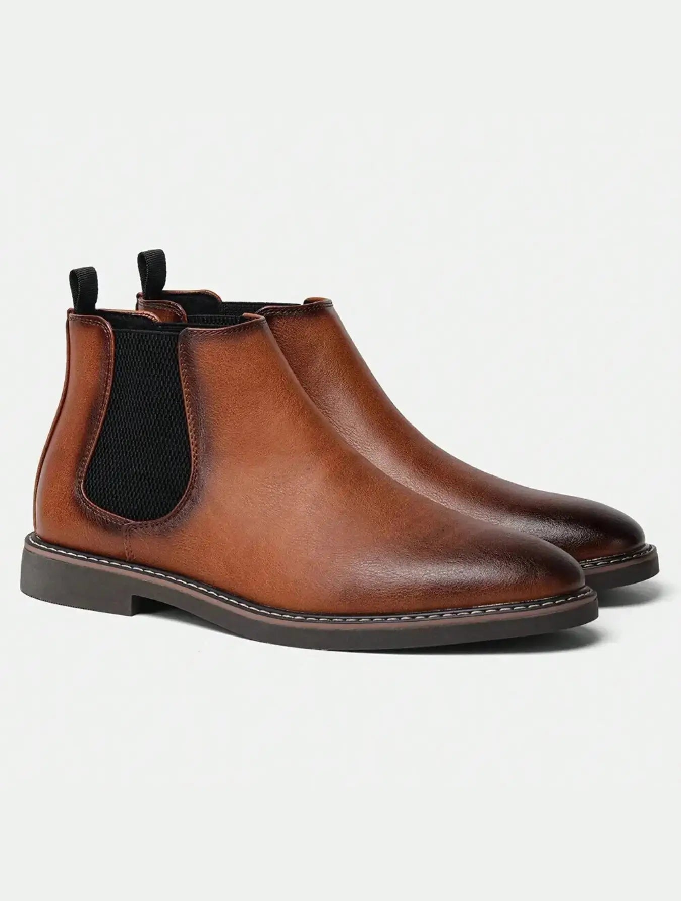 Bottes Chelsea en cuir synthétique tabac avec panneaux élastiques, style élégant et sophistiqué pour hommes.