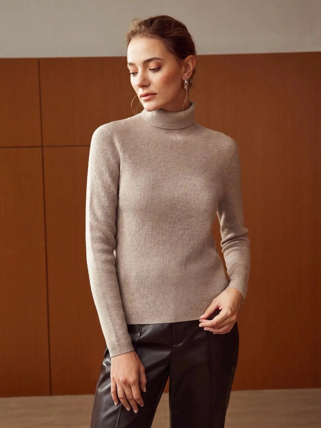 Pull en laine pure à col roulé, conçu pour l'élégance et la chaleur. Coupe régulière avec manches longues, disponible en blanc cassé, beige et noir. Tricot à côtes offrant une élasticité moyenne. Idéal pour un style décontracté pendant les jours frais d'automne. Lavage à la main ou nettoyage à sec conseillé.