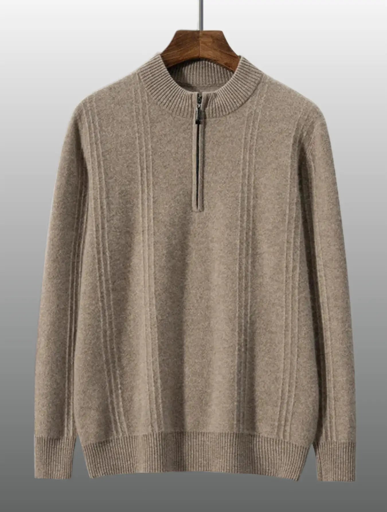 Pull col montant en cachemire, 100% cachemire, offrant une chaleur légère au toucher soyeux. Design moderne avec col montant zippé, manches longues et coupe ajustée. Disponible en beige, marron clair, gris foncé et gris vert. Motifs verticaux subtils, poignets et ourlet côtelés, col finement tricoté. Lavage à la main ou nettoyage à sec recommandé.