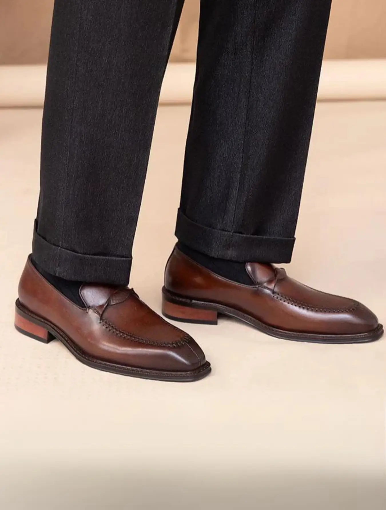 Mocassins en cuir véritable avec finition lisse et brillante, disponibles en marron. Coupe élégante avec bout en amande, coutures visibles sur le dessus et empiècement sur le cou-de-pied. Doublure en cuir pour un confort optimal et semelle en cuir ou caoutchouc pour une durabilité accrue. Nettoyage à la main recommandé pour préserver la qualité du cuir.