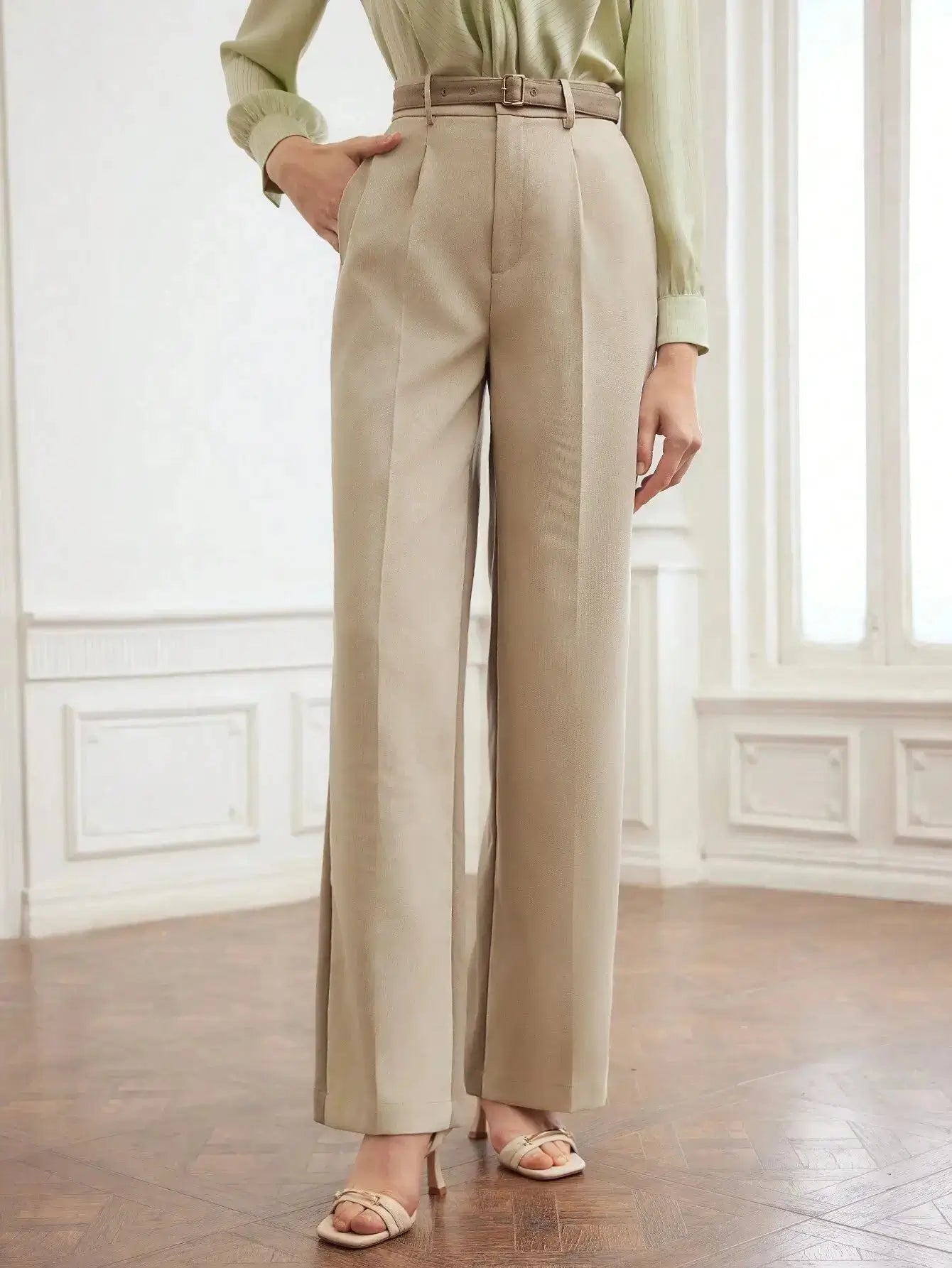 Pantalon en polyester beige, coupe droite avec fermeture éclair, rabat et poches intégrées. Finitions élégantes avec plis raffinés et ceinture. Texture douce et durable. Entretien : lavage en machine ou nettoyage à sec.