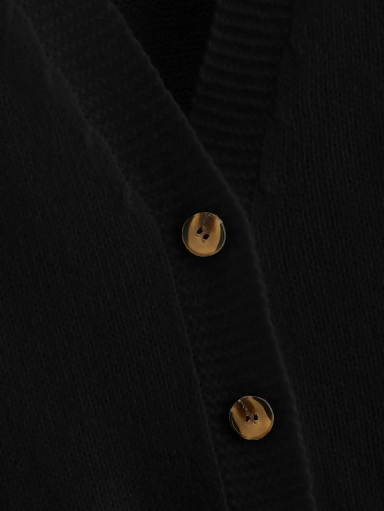 Gilet noir boutonné en 100% acrylique, offrant une douceur agréable. Coupe classique avec encolure en V et design épuré. Disponible en noir, ajoutant une élégance sobre à vos tenues. Motif unicolore sans extensibilité, parfait pour les saisons modérées. Entretien facile : lavage en machine ou nettoyage à sec.