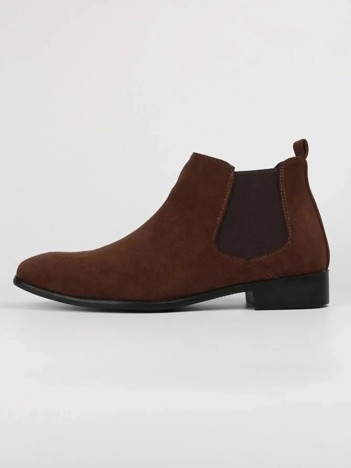 Bottes Chelsea en suédine marron avec élastiques latéraux, talon carré, élégantes et confortables pour un style moderne.