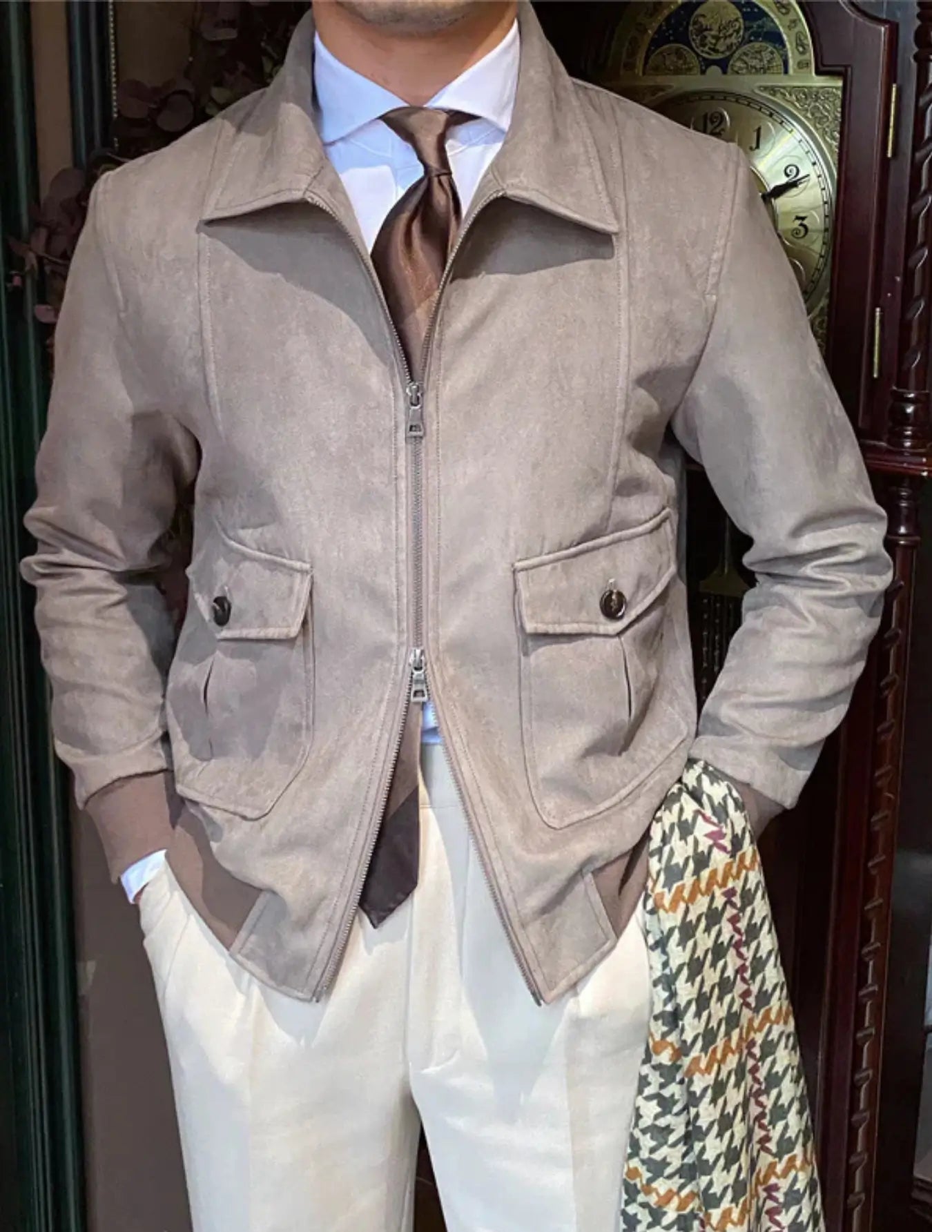 Veste vintage inspirée des années 70 avec coupe ajustée et manches longues. Fermeture éclair avant, col classique rabattu, deux poches poitrine à rabat boutonnées. Poignets et ourlet côtelés pour un style décontracté et chic. Mélange coton-polyester avec doublure satinée pour un confort durable. Disponible en brun clair, beige et gris clair. Lavage en machine à froid recommandé.