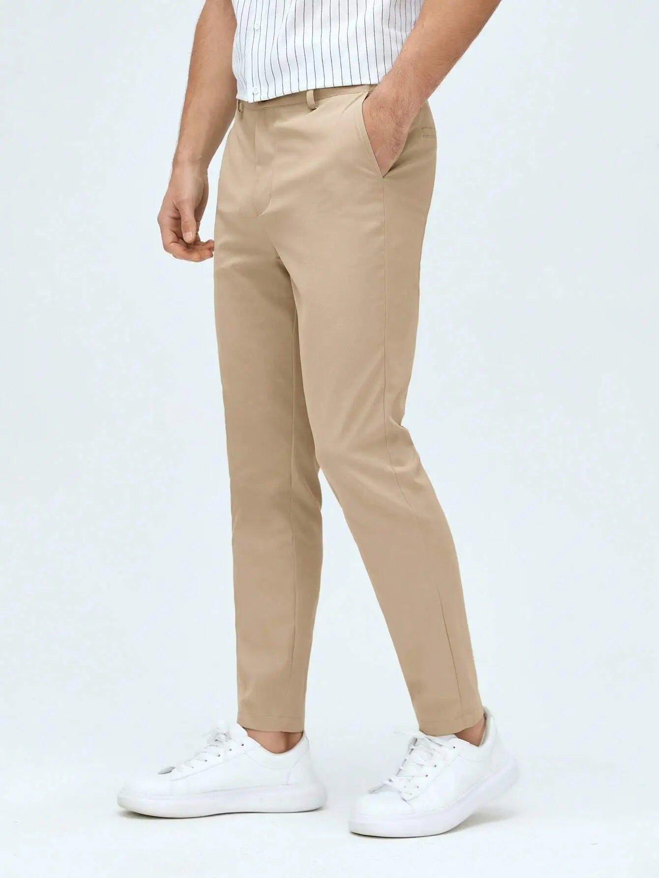 Pantalon élégant en 100% polyester, avec coupe régulière, taille naturelle et fermeture zippée. Disponible en bleu marine, beige et bleu clair. Doté de boutons et poches pour un style pratique et épuré. Lavable en machine ou nettoyage à sec recommandé.