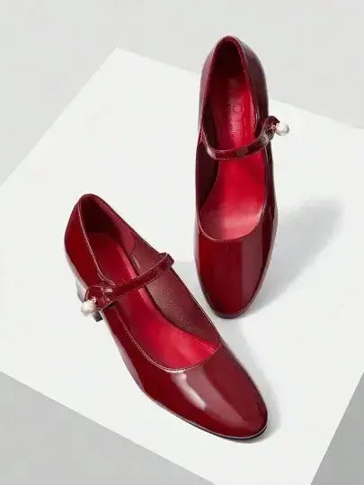 Chaussures Mary Jane Bordeaux.

Découvrez le raffinement avec notre paire en cuir de qualité supérieure, souple et durable. Dotées d'une bride délicate et d'un bout arrondi, ces chaussures affichent un design épuré dans une teinte bordeaux profond. Elles allient confort et élégance grâce à leur semelle intérieure confort et à leurs détails cousus main. Pour préserver leur souplesse, un nettoyage à la main est recommandé.