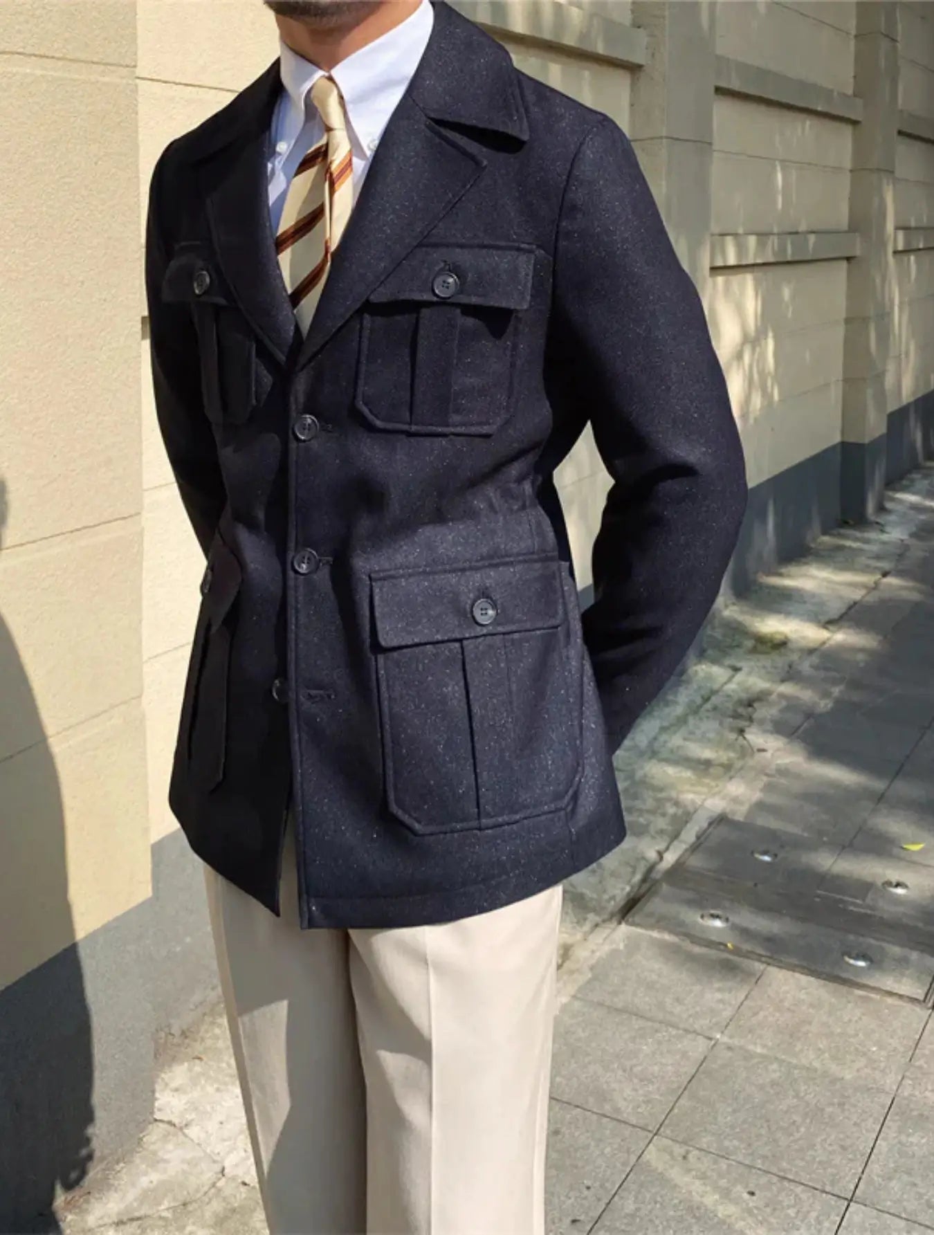 Veste en laine mélangée de qualité, offrant style et confort. Disponible en brun et bleu marine, avec col à revers cranté et épaules structurées pour une silhouette nette. Quatre poches à rabat boutonnées, fermeture à quatre boutons sur le devant, surpiqûres et boutons assortis. Nettoyage à sec recommandé.