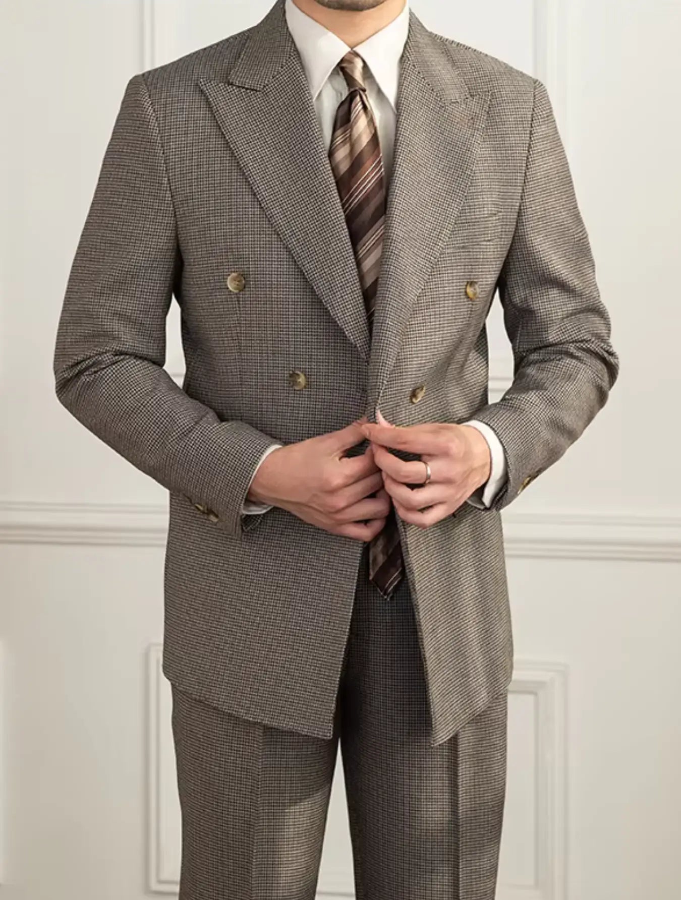 Blazer anglais slim en polyester de qualité, affichant une coupe ajustée et un double boutonnage élégant. Disponible dans des nuances classiques et sobres, il présente des détails soignés inspirés du style britannique. Pour l'entretien, privilégiez un nettoyage délicat.