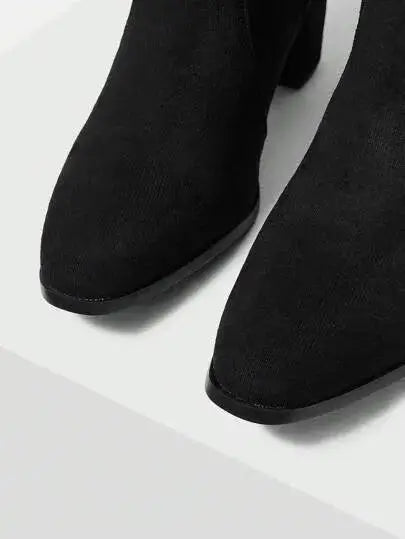 Bottes Noires à Boucle et Talon

Confectionnées en cuir noir de haute qualité, ces bottes allient élégance et confort. Dotées d'un talon carré et d'une boucle raffinée, leur design épuré et coupe ajustée rehaussent toute garde-robe sophistiquée. Les finitions soignées et la doublure intérieure douce offrent un confort optimal. Pour préserver la souplesse et l'éclat du cuir, un nettoyage à la main est recommandé.