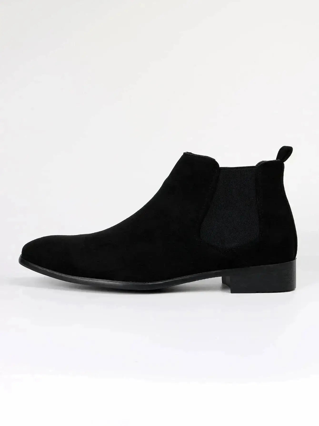 Bottes Chelsea pour hommes en suédine noire, avec élastiques latéraux et talon carré, style moderne et élégant.