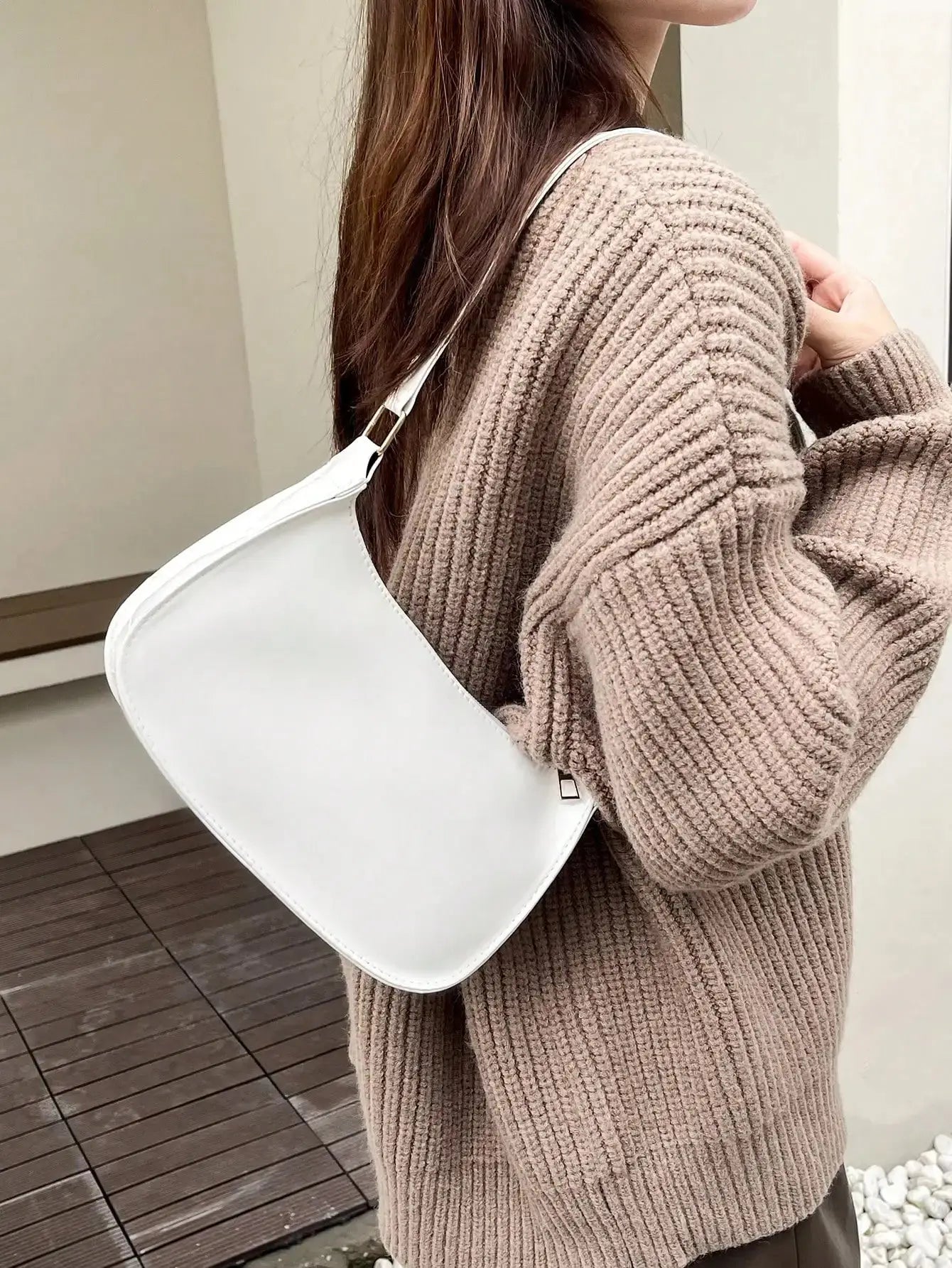 Sac à main demi-lune en simili cuir blanc brillant, au design minimaliste et élégant. Il dispose d'une bandoulière fine et d'une fermeture éclair dorée. Compact, il ajoute une touche sophistiquée à vos tenues. Dimensions : 24,5 cm (longueur), 17 cm (hauteur), 7 cm (profondeur). Nettoyage avec un chiffon doux et sec recommandé.