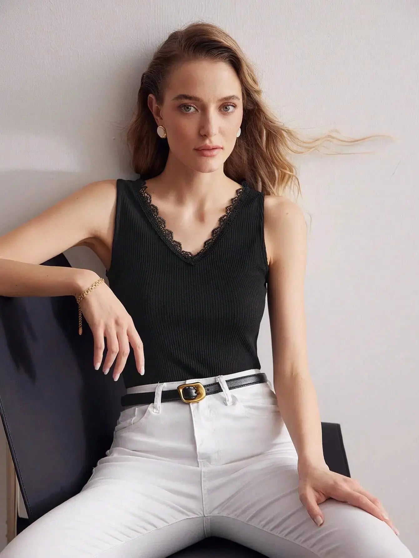 Débardeur en tricot côtelé noir, alliant confort et élégance. Confectionné dans un mélange de 65% polyester, 30% coton, et 5% élasthanne, il offre douceur et extensibilité. Son design présente une encolure en V embellie de dentelle, avec une coupe ajustée et une texture côtelée. Disponible en noir, il se distingue par sa dentelle contrastée et ses finitions soignées. Lavable en machine pour un entretien aisé.