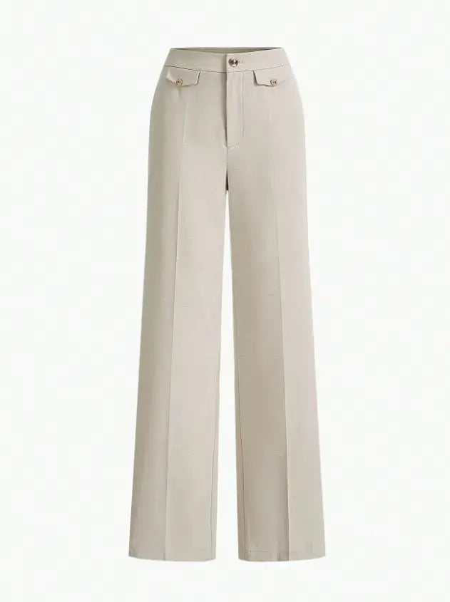 Pantalon en 100% polyester de haute qualité, offrant une texture douce et durable. Coupe droite raffinée avec fermeture éclair, rabat, et poches intégrées. Teinte beige sophistiquée. Finitions élégantes avec ceinture intégrée et plis soignés. Entretien : lavage en machine ou nettoyage à sec recommandé.