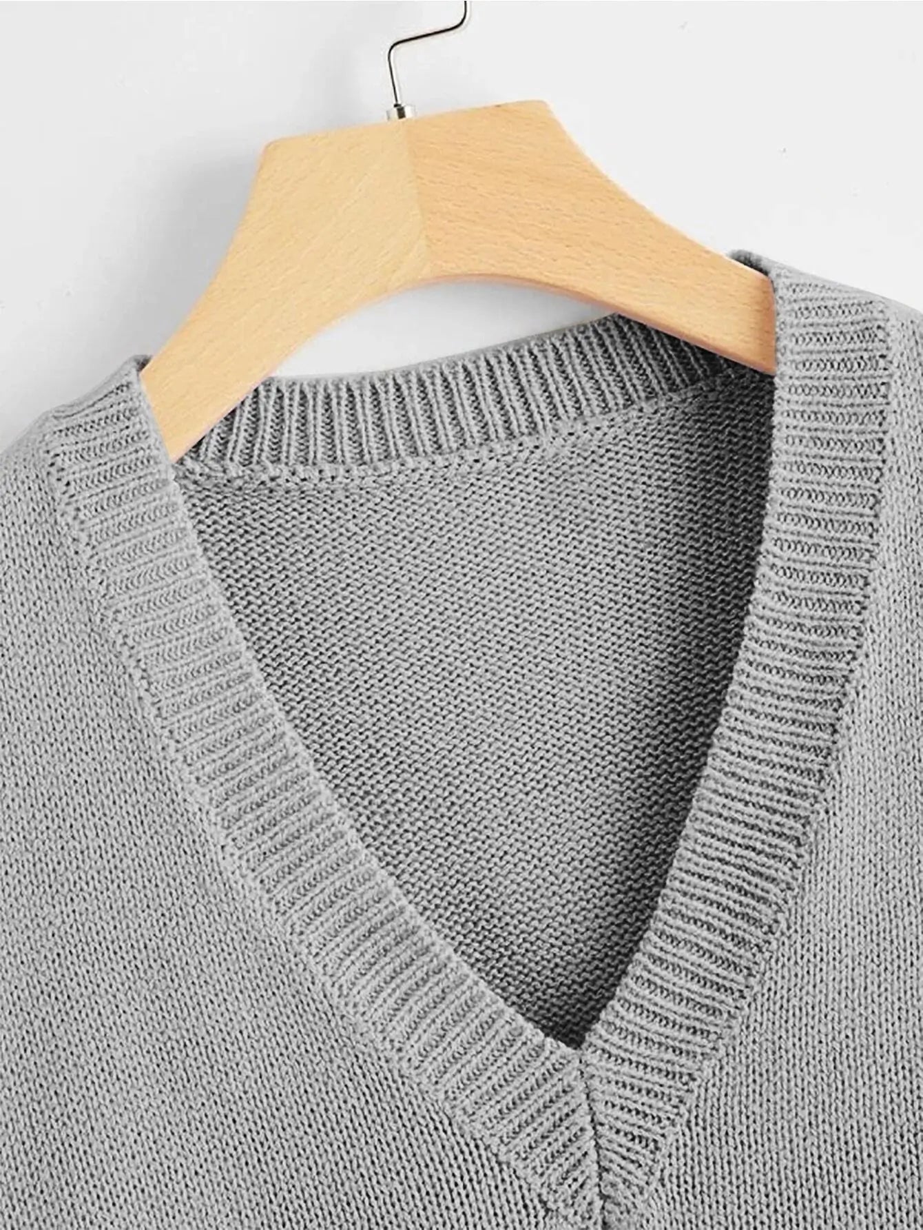 Top en tricot en 100% acrylique, offrant douceur et légèreté. Ce modèle présente une coupe courte avec col en V, dans une teinte tabac élégante. Design unicolore sans extensibilité. Entretien par lavage en machine ou nettoyage à sec professionnel recommandé.