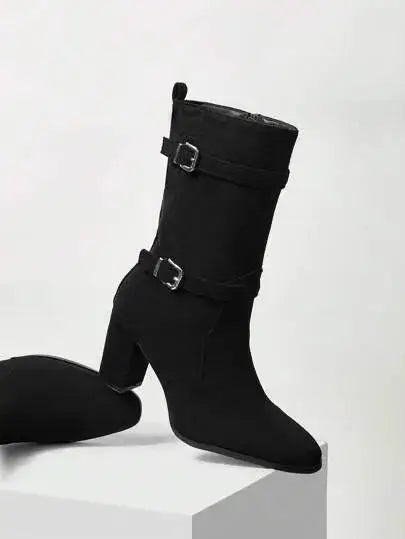 Bottines en suédine noire, à talon bloc épais. Extérieur en suédine, doublure et semelle intérieure en similicuir, semelle extérieure en caoutchouc pour une adhérence optimale. Dotées d'une élégante fermeture éclair latérale et de deux boucles métalliques. Nettoyage professionnel recommandé pour préserver la qualité.