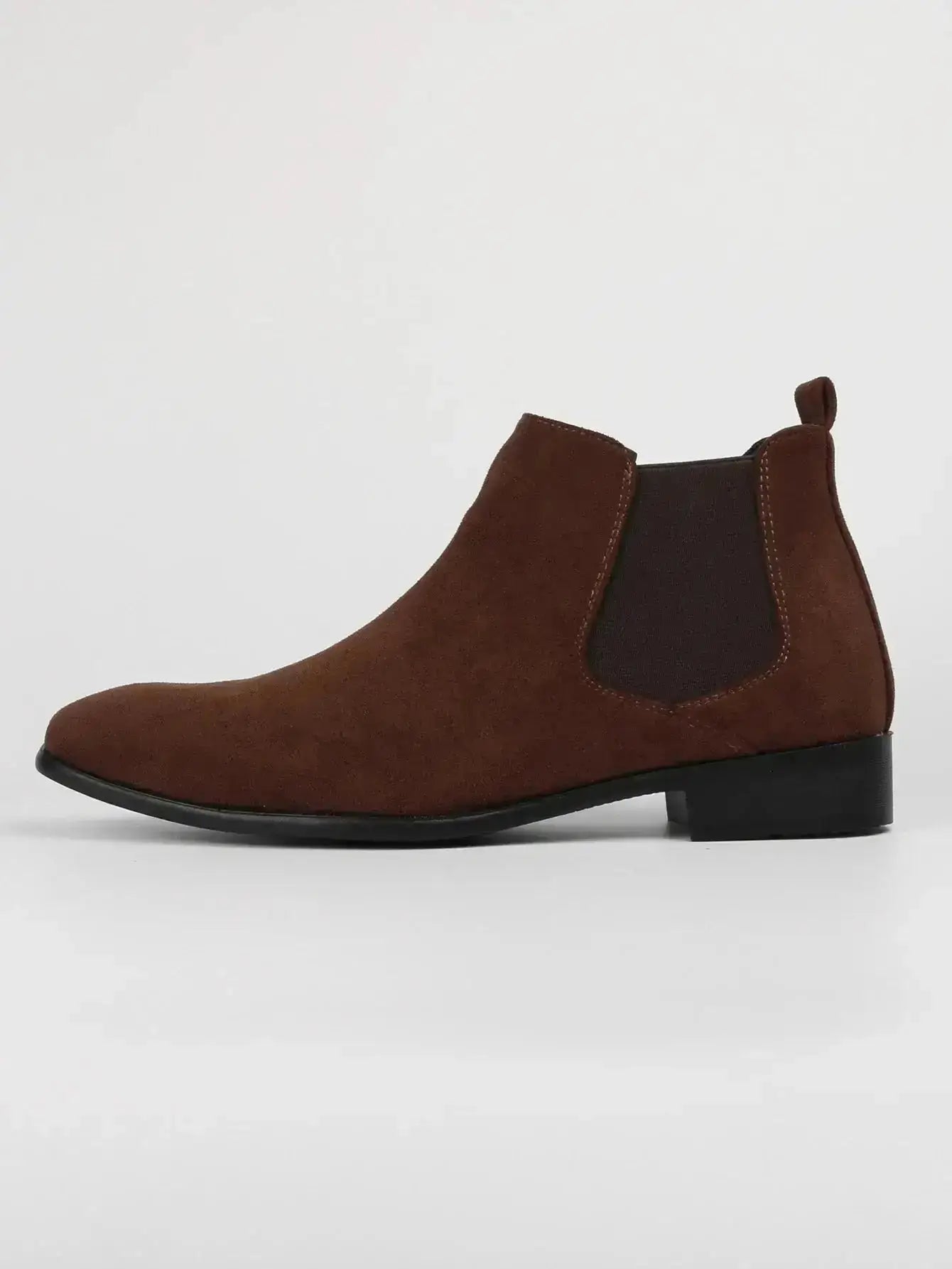 Bottes Chelsea marron en suédine avec élastiques latéraux, adaptées pour un style moderne et élégant pour hommes.