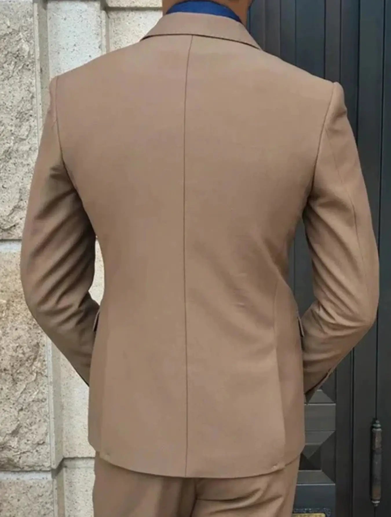 Costume croisé en camel, coupé de façon ajustée pour une silhouette élégante. Composé de 80% polyester et 20% viscose, il présente un drapé impeccable. Design avec revers en pointe, double rangée de boutons dorés, poches à rabat et poche poitrine passepoilée. Caractéristiques incluent fente arrière, épaulettes intégrées et doublure soyeuse. Nettoyage à sec conseillé.