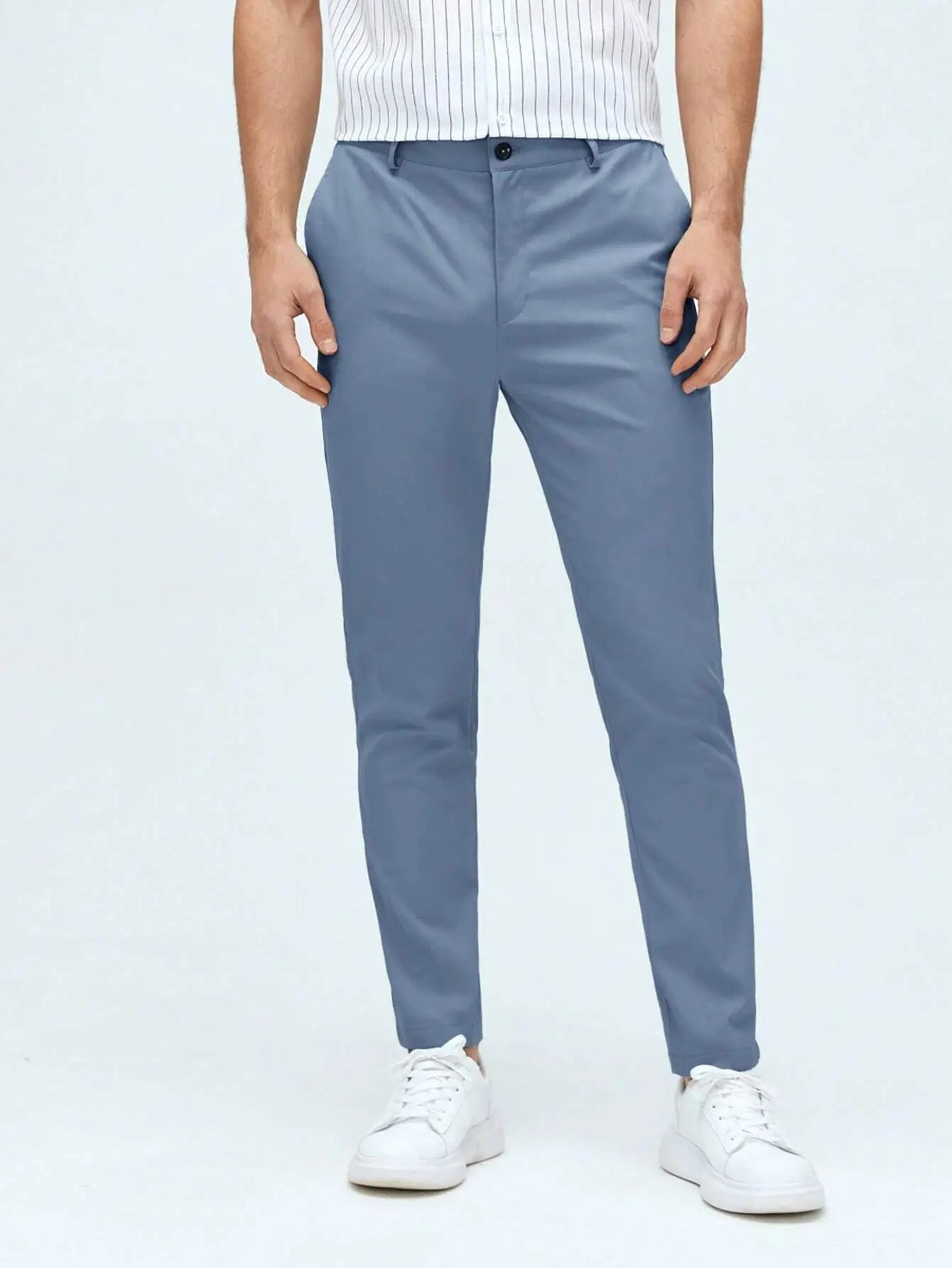 Pantalon élégant en 100% polyester, avec coupe régulière, taille naturelle et fermeture zippée. Disponible en bleu marine, beige et bleu clair. Doté de boutons et poches pour un style pratique et épuré. Lavable en machine ou nettoyage à sec recommandé.