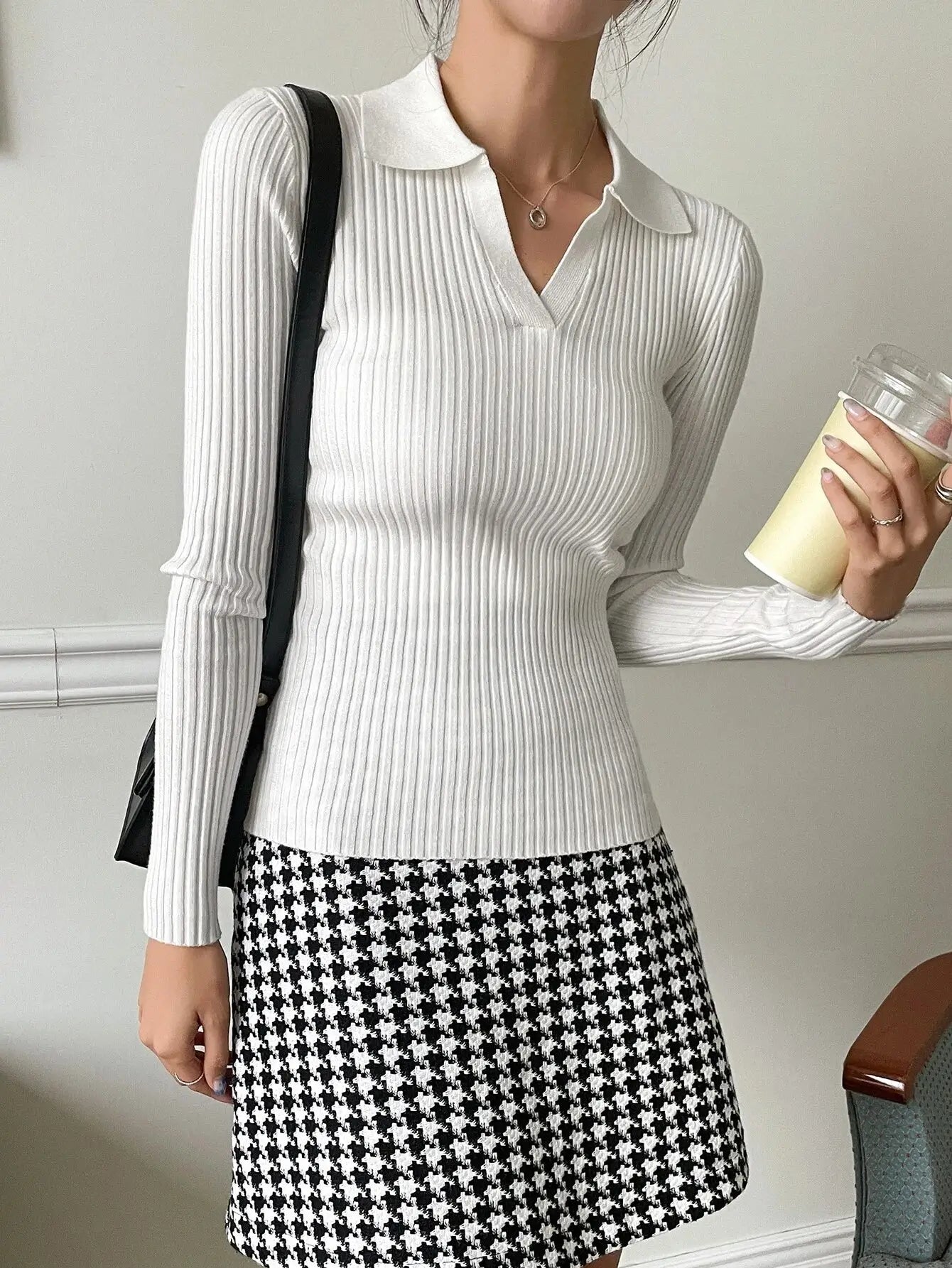 Pull tricot côtelé blanc, alliant confort et sophistication. Fabriqué en viscose, polyester et polyamide pour douceur et durabilité. Il dispose d'un col rond, de manches longues ajustées et de finitions soignées. Idéal pour une allure raffinée. Lavage à la main recommandé.