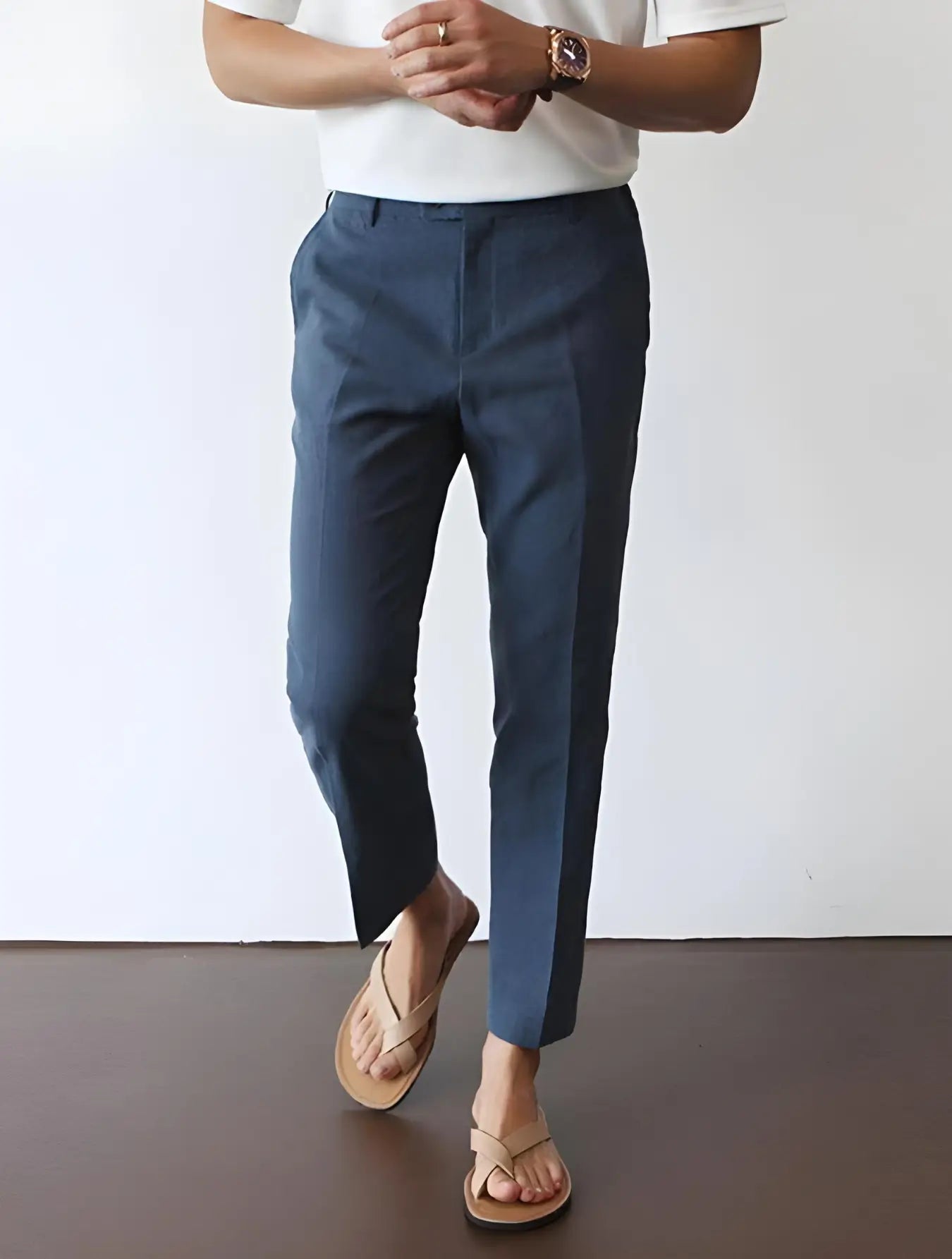 Pantalon en lin 100%, léger et respirant, parfait pour l'été. Coupe slim avec jambes fuselées et longueur cheville, passants pour ceinture, fermeture boutonnée et zippée, poches latérales discrètes et poches arrière passepoilées. Disponible en blanc cassé, bleu marine et beige clair. Lavage en machine à froid recommandé.