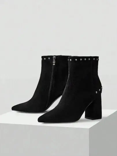 Bottines en suédine noire de qualité supérieure, au design chic avec un bout légèrement pointu et une fermeture éclair latérale. Ornées de clous décoratifs pour un style audacieux, elles possèdent un talon carré épais garantissant confort et stabilité. Couleur noire classique. Nettoyage à la main recommandé pour préserver l'apparence du faux daim.