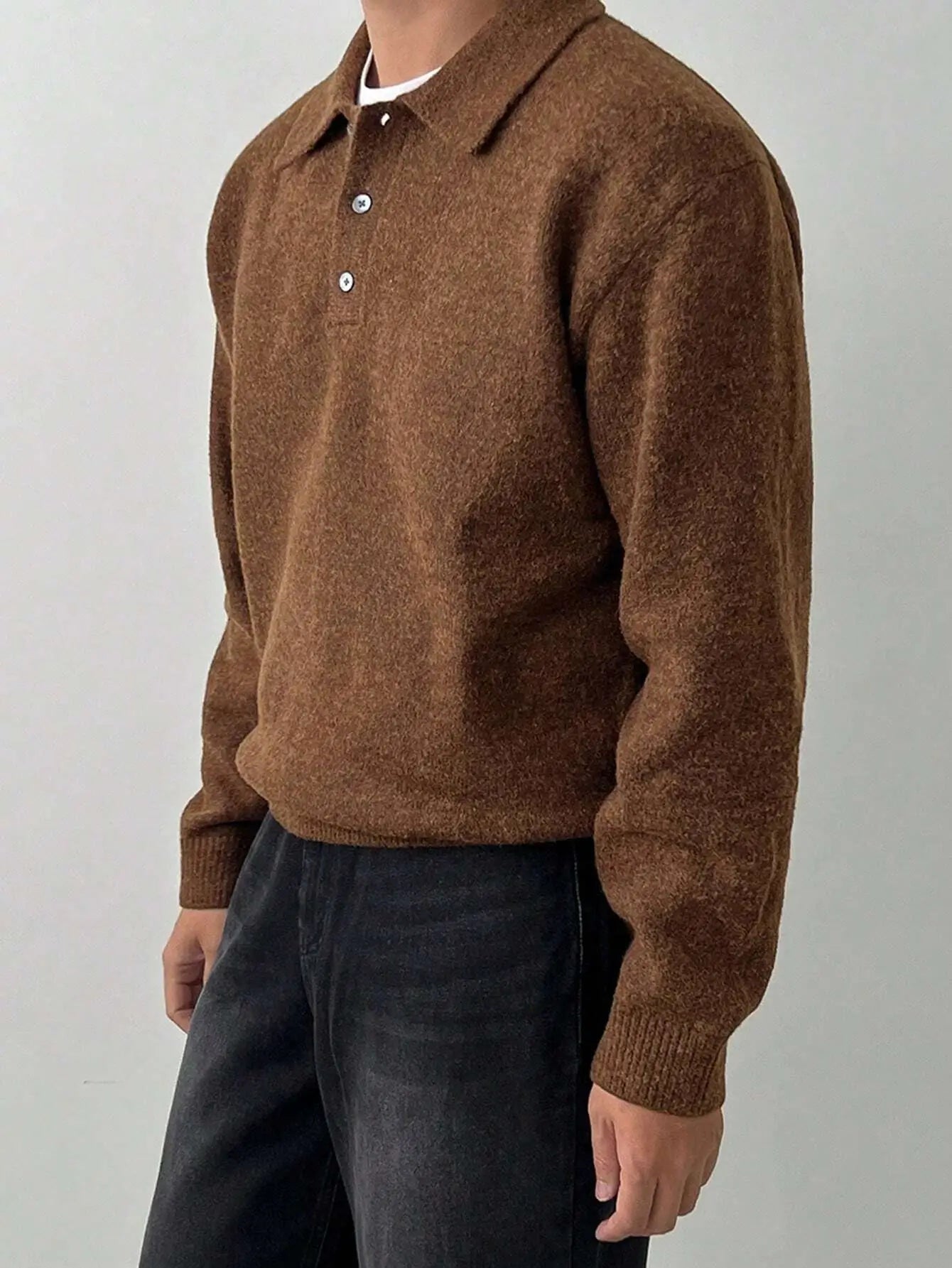 Pull tricoté marron pour homme en mélange de laine et polyester. Doté d'un col boutonné sophistiqué, de manches longues et d'une coupe droite. Poignets et taille côtelés ajoutent au confort. Couleur marron intemporelle pour complémenter toutes les tenues. Texture tricotée délicate, idéale pour l'hiver. Entretien : lavage délicat à la main ou en machine.