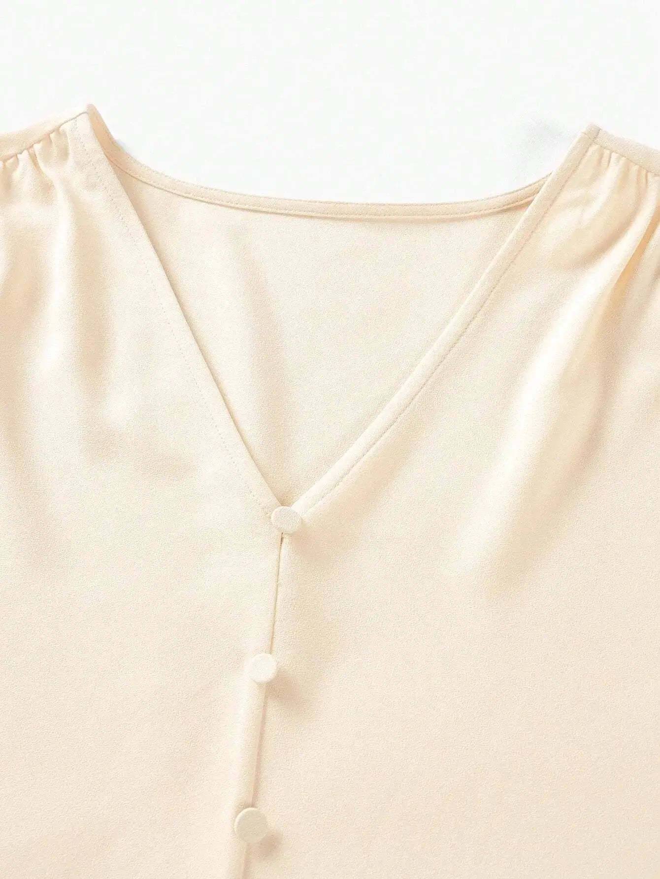 Blouse en polyester (95%) et élasthanne (5%), offrant une douceur supérieure. Conception fluide avec manches longues et col rond pour une élégance discrète. Teinte beige intemporelle. Finitions impeccables et coutures discrètes. Lavage à la main recommandé pour maintenir la qualité des fibres.